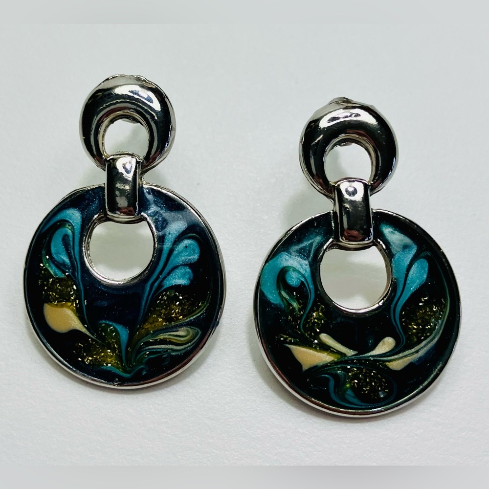 Vintage 1980s silver-tone door knocker earrings with pearl enamel swirl discs